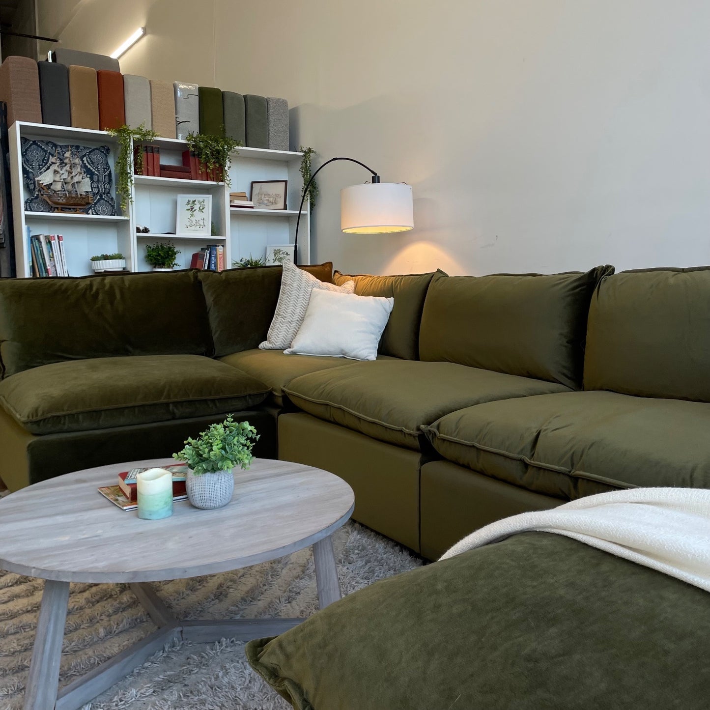 Bellamia Luna U-Shape in Green Performance Velvet