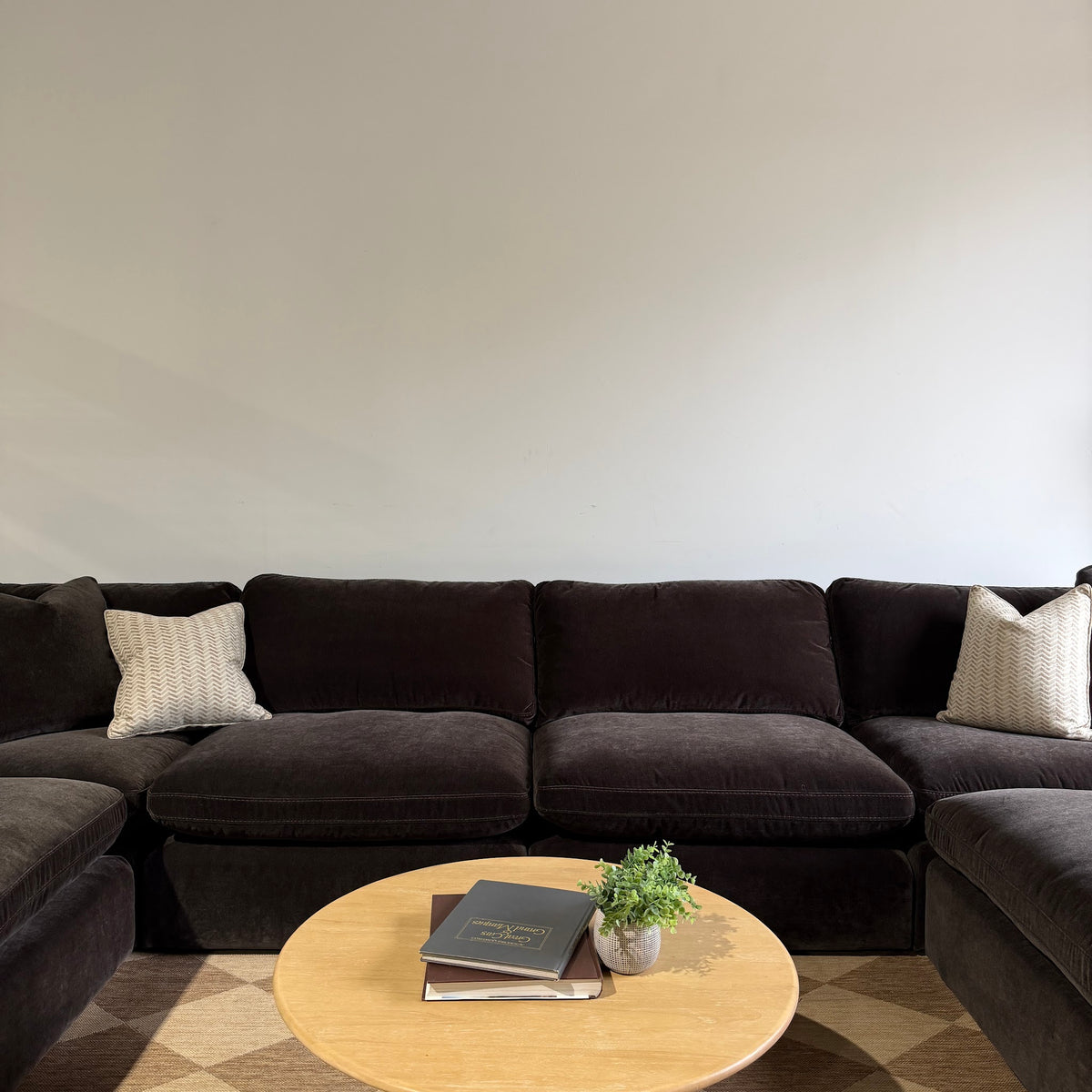 Woodland U-Shape Enclosed with Classic Ottoman front view
