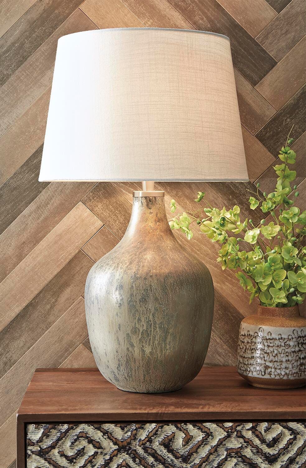 Mari Glass Table Lamp crop view
