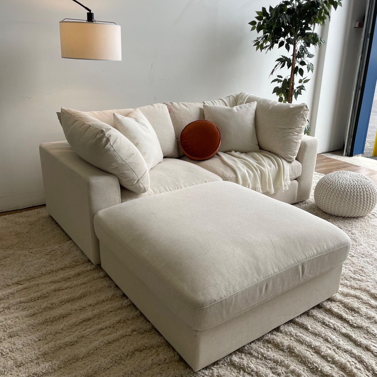 Serene Loveseat w/Ottoman