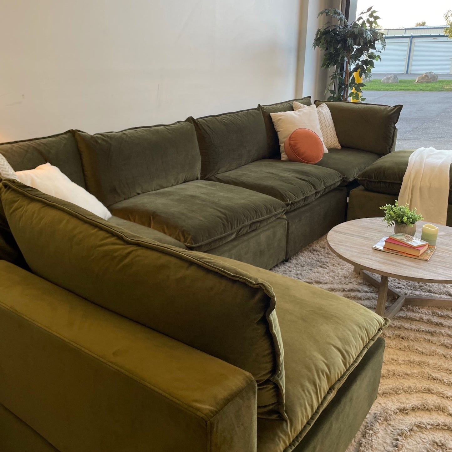 Bellamia Luna U-Shape in Green Performance Velvet