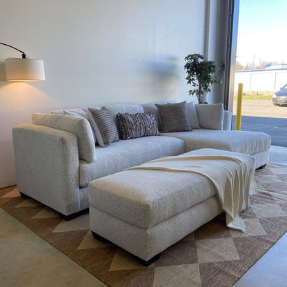 (Display Model) Dayle Sectional W/Ottoman in Stone Gray Basket weave