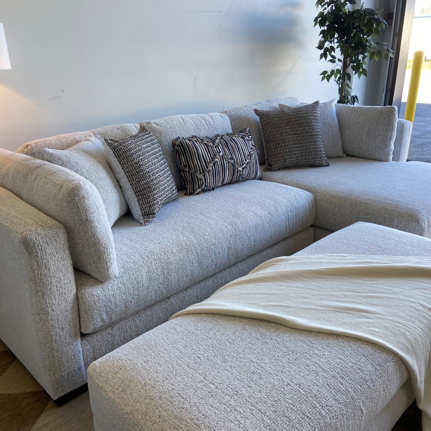 (Display Model) Dayle Sectional W/Ottoman in Stone Gray Basket weave