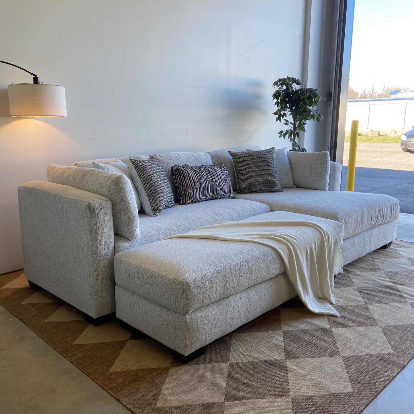 (Display Model) Dayle Sectional W/Ottoman in Stone Gray Basket weave