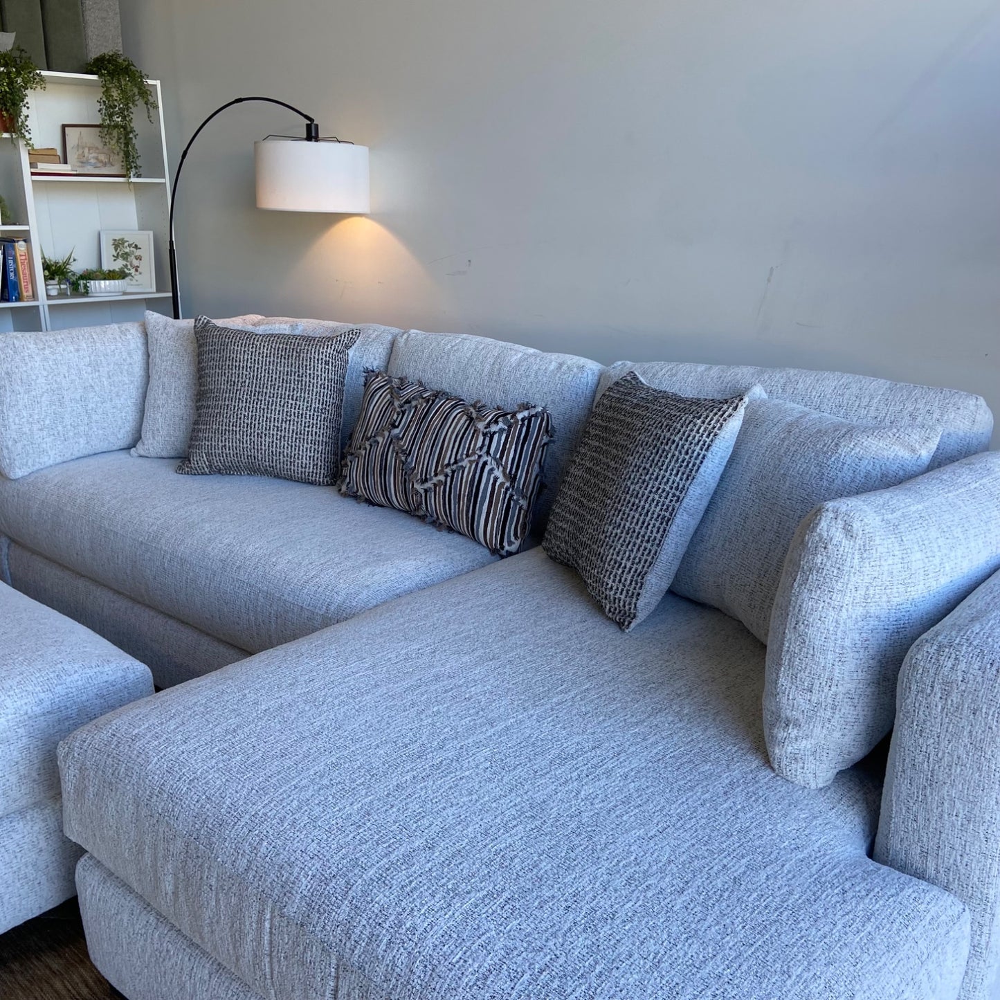 (Display Model) Dayle Sectional W/Ottoman in Stone Gray Basket weave