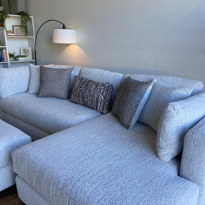 (Display Model) Dayle Sectional W/Ottoman in Stone Gray Basket weave