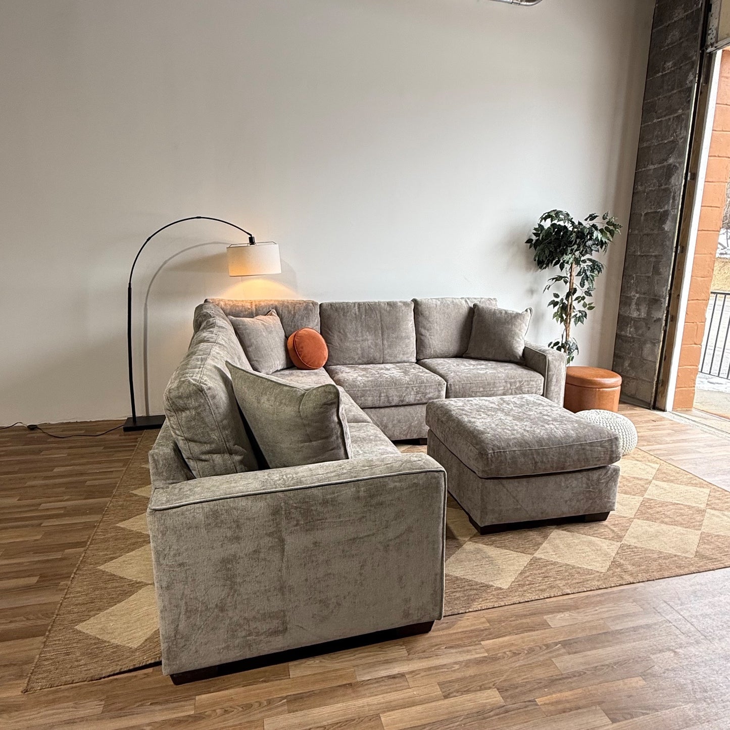 Atlas Modular Corner Sectional w/Ottoman in Gray Chenille