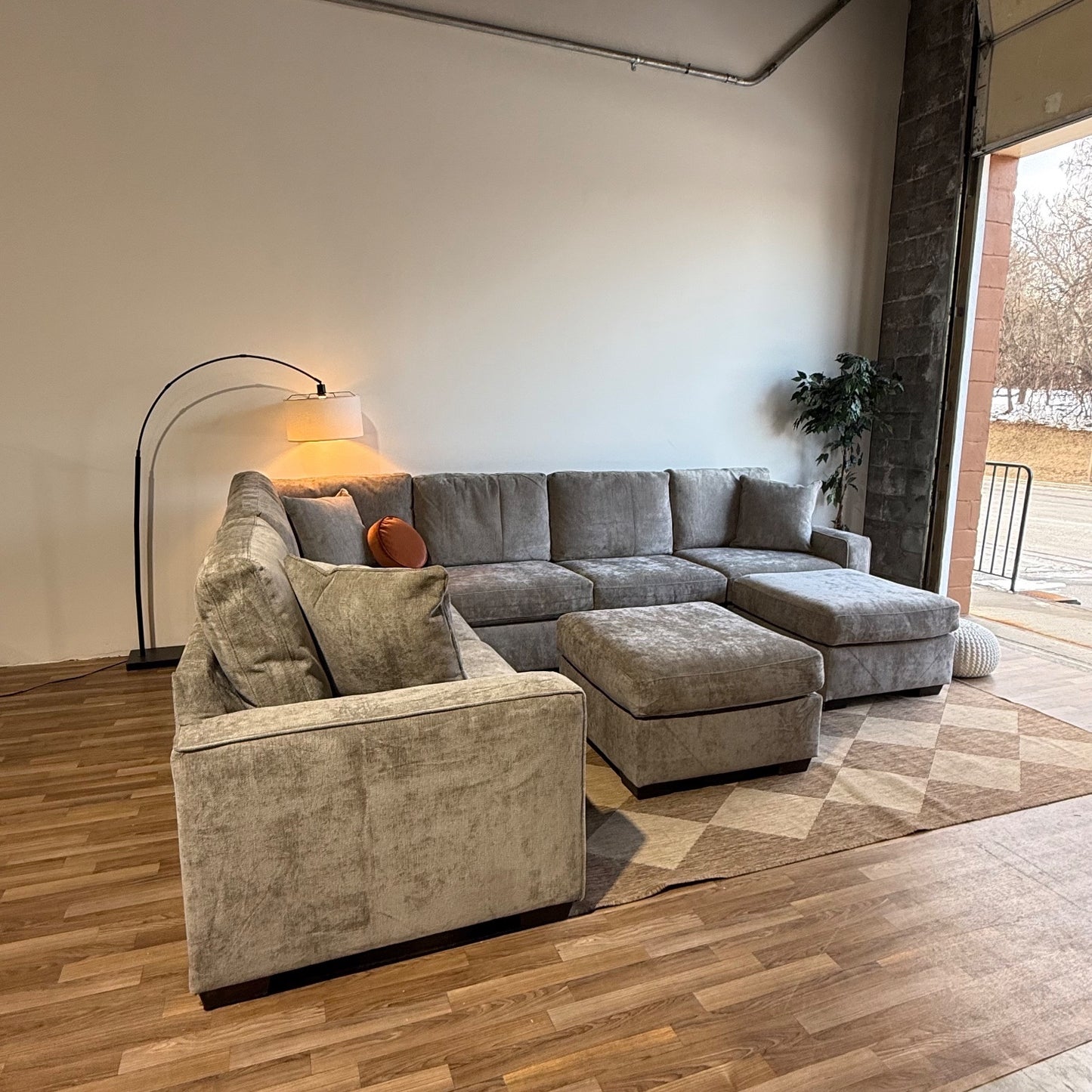 Atlas Modular Grand Corner w/Ottoman in Gray Chenille